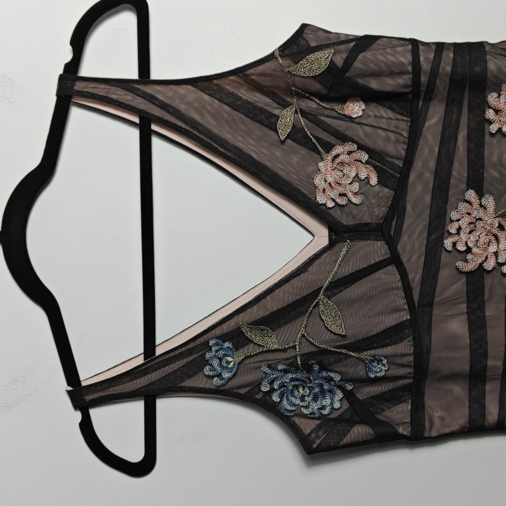 BCBGMAXAZRIA Elegant Floral Embroidered With Mesh Overlay Dress Size 8 - Picture 8 of 16